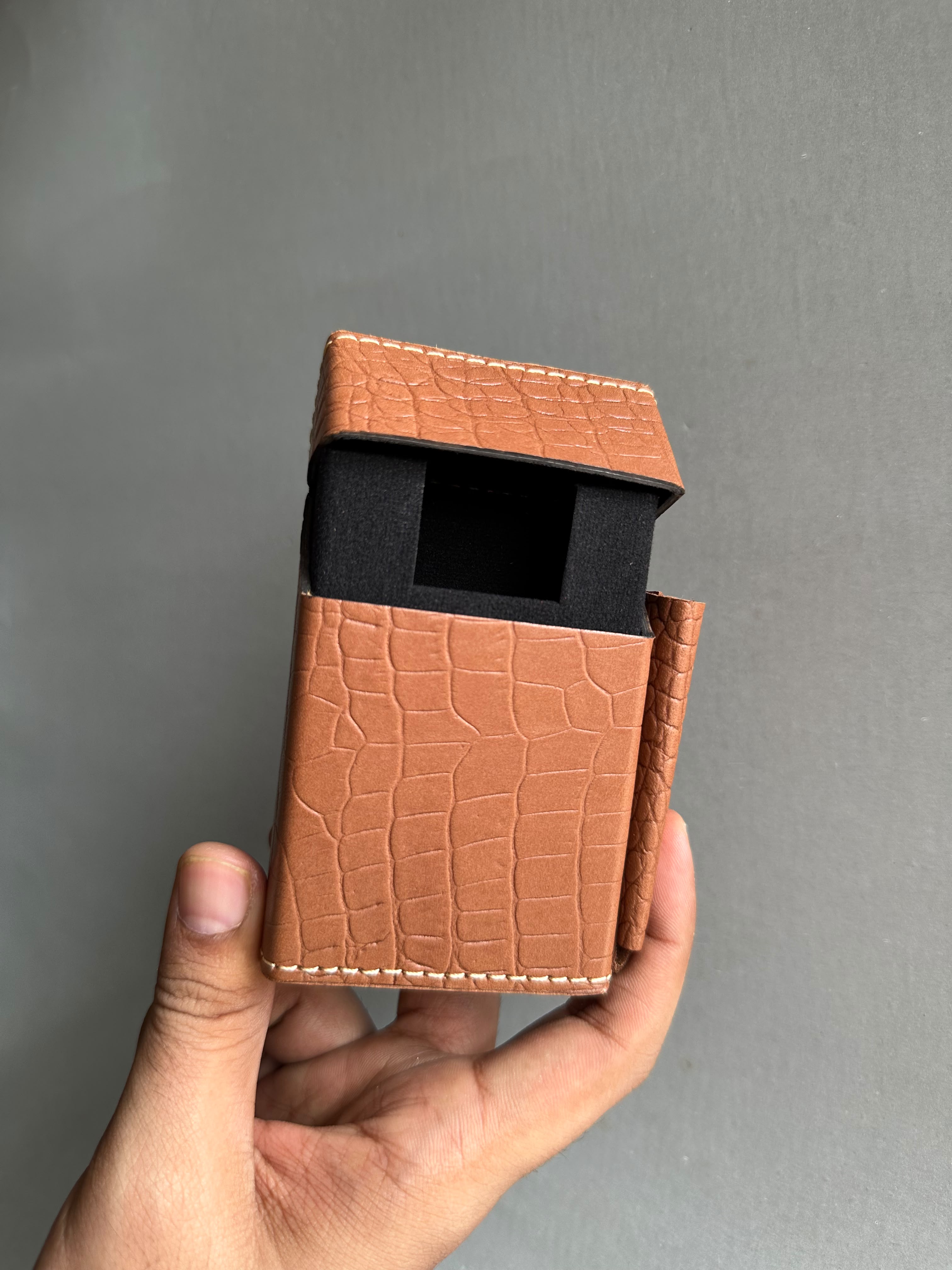 Crocodile texture cigarette case - Light Brown